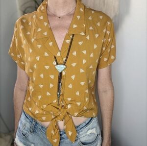 Short Sleeve Mustard Crop Top - size S